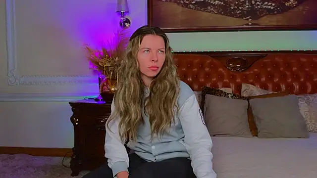 Snapshot of Real_Tini chatting on November 17, 2025, 6:06 am Real Tini online show from November 17, 2025, 6:06 am