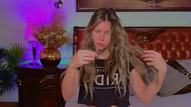 Snapshot of Real_Tini chatting on November 10, 2025, 6:07 am Real Tini online show from November 10, 2025, 6:07 am