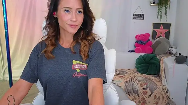 Aprilreign online show from March 21, 2025, 2:07 am