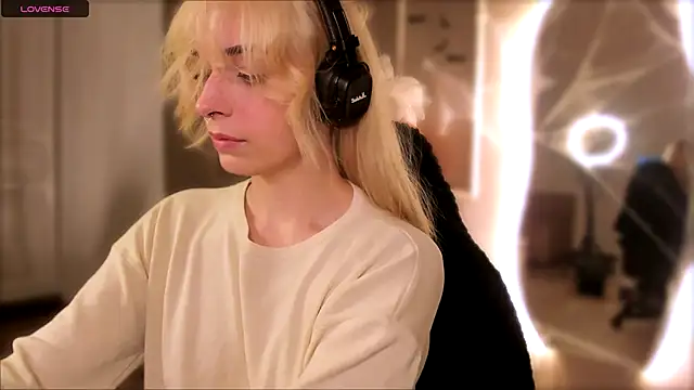 Snapshot of Eli_Llie chatting on November 4, 2025, 8:34 pm Eli Llie online show from November 4, 2025, 8:34 pm