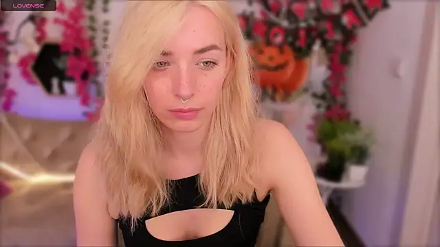 Snapshot of Eli_Llie chatting on October 27, 2025, 8:32 pm Eli Llie online show from October 27, 2025, 8:32 pm