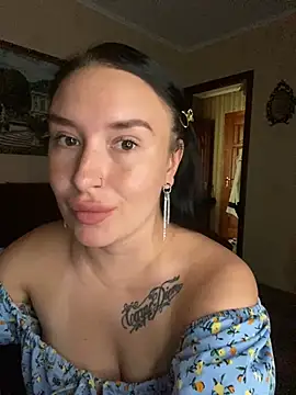 Snapshot of Roxana_Bell chatting on June 13, 2026, 11:41 am Roxana Bell online show from June 13, 2026, 11:41 am