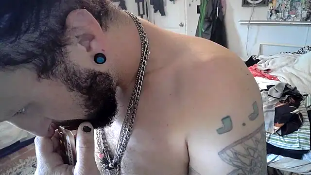 Snapshot of BobbyQ29 chatting on April 1, 2026, 8:39 pm BobbyQ29 online show from April 1, 2026, 8:39 pm