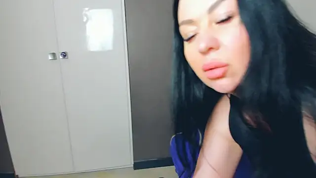 LayaFlow online show from February 17, 2026, 12:13 pm