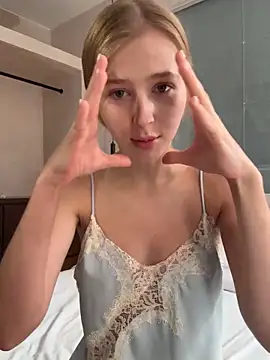 LunaRase online show from February 19, 2026, 6:54 am