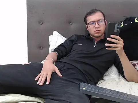 Snapshot of andy_loverxx chatting on February 10, 2026, 12:42 am andy loverxx online show from February 10, 2026, 12:42 am