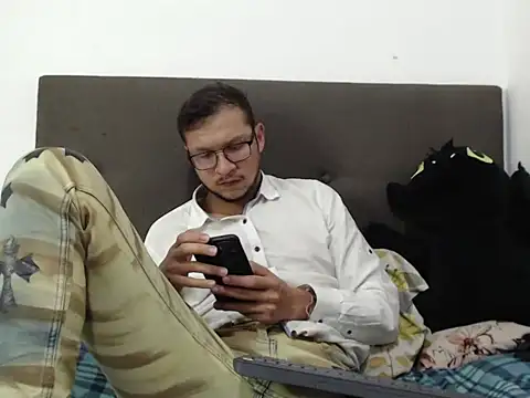 Snapshot of andy_loverxx chatting on March 11, 2026, 12:04 am andy loverxx online show from March 11, 2026, 12:04 am