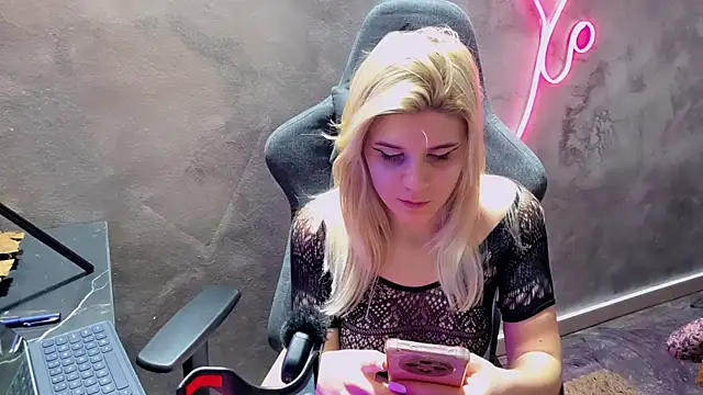 Snapshot of LeylaRosse chatting on February 17, 2026, 7:49 am LeylaRosse online show from February 17, 2026, 7:49 am