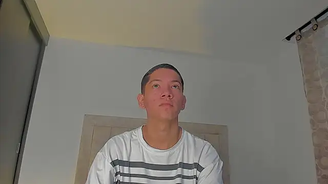 Snapshot of JulianRose_1 chatting on January 8, 2026, 11:27 am JulianRose 1 online show from January 8, 2026, 11:27 am