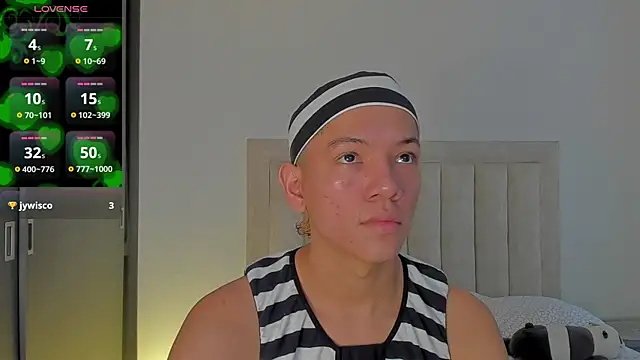 Snapshot of JulianRose_1 chatting on October 31, 2025, 12:13 pm JulianRose 1 online show from October 31, 2025, 12:13 pm