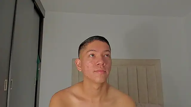 Snapshot of JulianRose_1 chatting on February 5, 2026, 11:06 am JulianRose 1 online show from February 5, 2026, 11:06 am