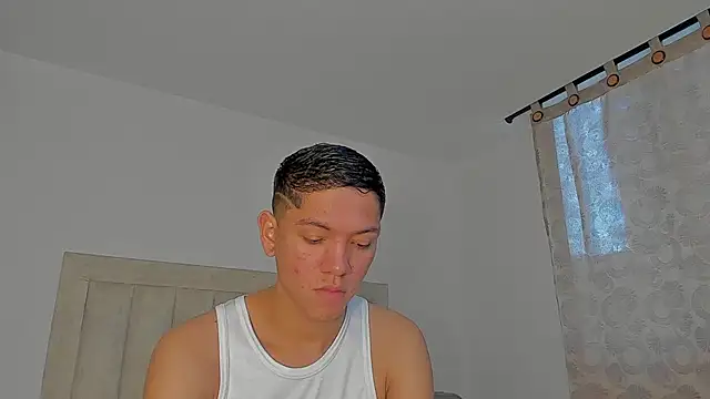 Snapshot of JulianRose_1 chatting on February 27, 2026, 11:32 am JulianRose 1 online show from February 27, 2026, 11:32 am