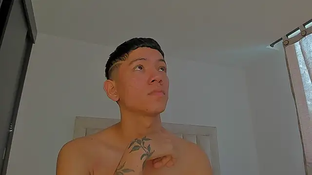 Snapshot of JulianRose_1 chatting on February 24, 2026, 2:29 pm JulianRose 1 online show from February 24, 2026, 2:29 pm