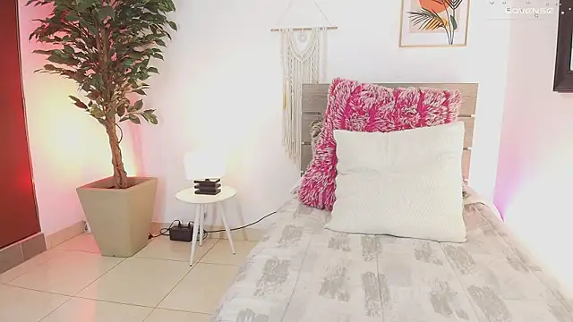 Snapshot of Eyleen_24 chatting on March 6, 2025, 8:16 pm Eyleen 24 online show from March 6, 2025, 8:16 pm