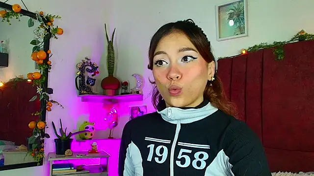 alisson zafiro  online show from March 29, 2026, 3:19 am