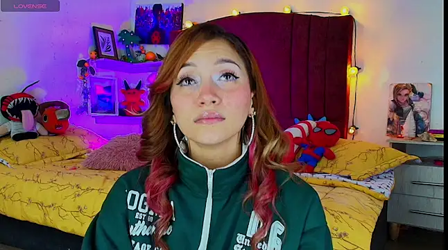 alisson zafiro  online show from November 29, 2025, 5:07 am