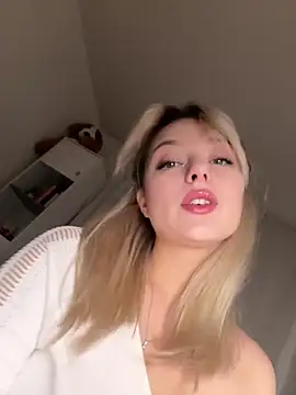 Snapshot of Blonde20 chatting on November 13, 2025, 12:58 am Blonde20 online show from November 13, 2025, 12:58 am