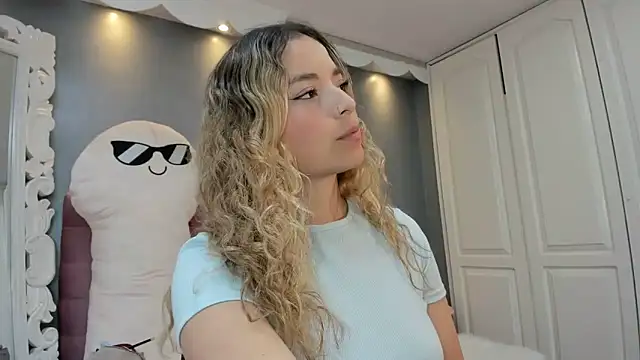 IssadoraJames online show from November 8, 2025, 2:09 pm