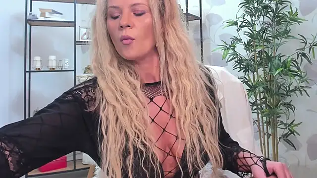 Smileyelyourgf online show from February 17, 2026, 8:06 pm