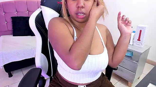 Snapshot of Lizzie_Williams_ chatting on April 10, 2026, 3:24 am Lizzie Williams online show from April 10, 2026, 3:24 am