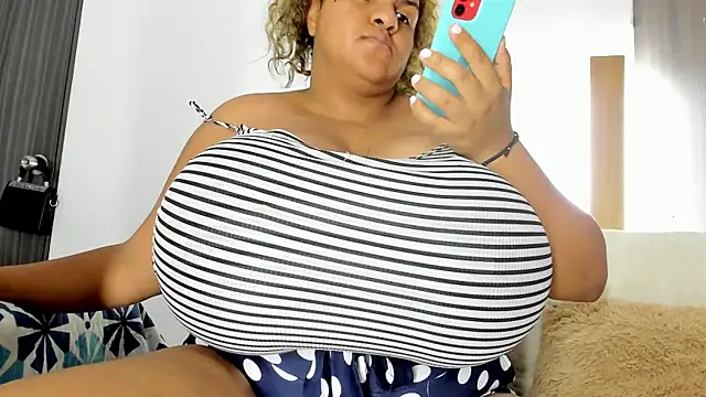 Snapshot of bigmom69_ chatting on April 7, 2026, 10:22 pm bigmom69 online show from April 7, 2026, 10:22 pm