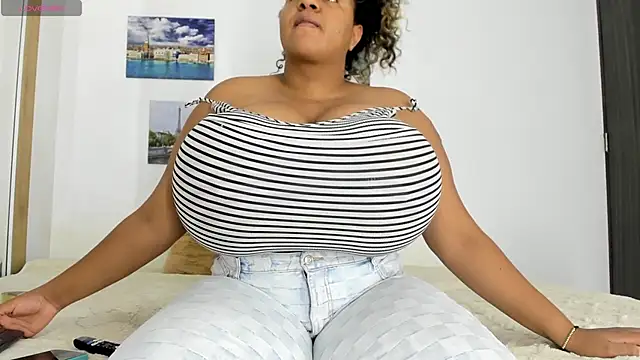 Snapshot of bigmom69_ chatting on November 3, 2025, 12:27 am bigmom69 online show from November 3, 2025, 12:27 am