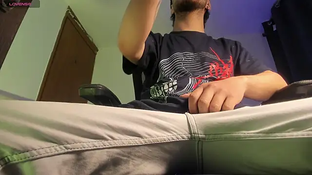 Snapshot of s_sven03 chatting on December 22, 2025, 12:44 am s sven03 online show from December 22, 2025, 12:44 am