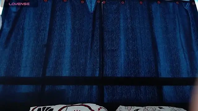 Snapshot of MiaStor chatting on November 28, 2025, 8:42 pm MiaStor online show from November 28, 2025, 8:42 pm