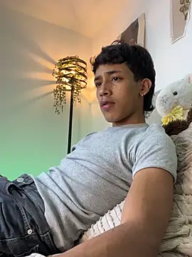 Ostin18hot online show from December 3, 2025, 5:19 am