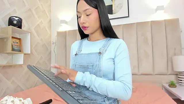 Snapshot of Anniie_Queen chatting on December 2, 2025, 4:36 am Anniie Queen online show from December 2, 2025, 4:36 am