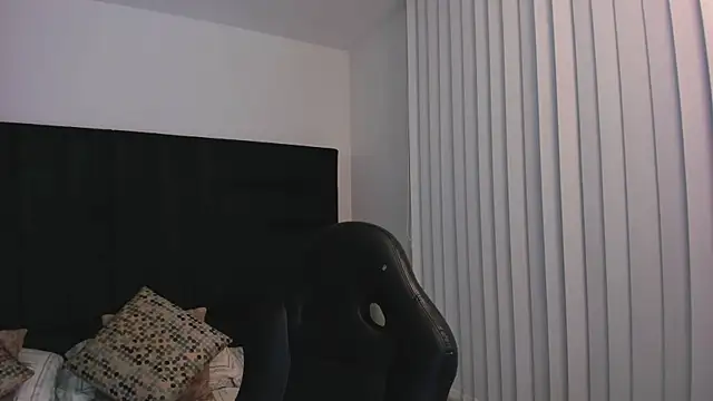 Snapshot of FaloonRoussel chatting on November 8, 2025, 5:49 pm FaloonRoussel online show from November 8, 2025, 5:49 pm