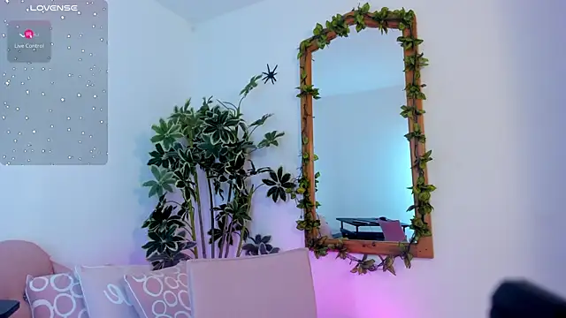 Snapshot of FaloonRoussel chatting on November 7, 2025, 12:48 am FaloonRoussel online show from November 7, 2025, 12:48 am