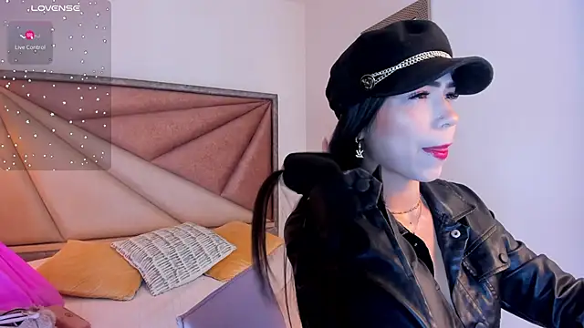 Snapshot of FaloonRoussel chatting on December 18, 2025, 12:05 am FaloonRoussel online show from December 18, 2025, 12:05 am