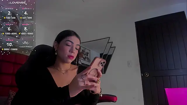 Snapshot of FaloonRoussel chatting on December 3, 2025, 6:29 pm FaloonRoussel online show from December 3, 2025, 6:29 pm