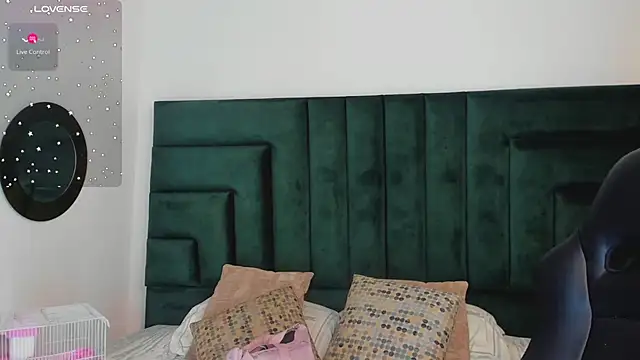 Snapshot of FaloonRoussel chatting on November 7, 2025, 6:12 pm FaloonRoussel online show from November 7, 2025, 6:12 pm