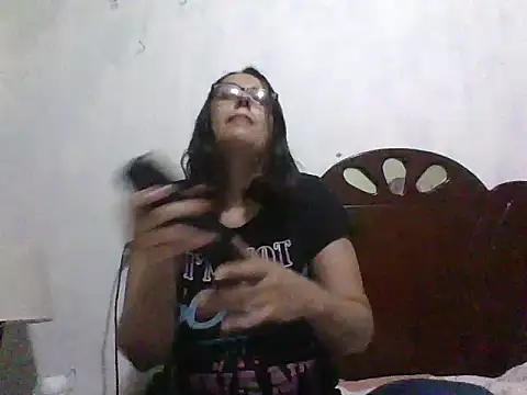 Snapshot of Samanthat33 chatting on March 5, 2025, 8:32 pm Samanthat33 online show from March 5, 2025, 8:32 pm