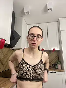 Snapshot of MartiniiSelenna chatting on April 17, 2026, 5:43 am MartiniiSelenna online show from April 17, 2026, 5:43 am