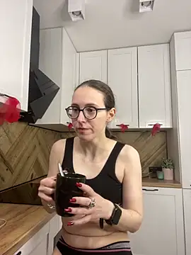 Snapshot of MartiniiSelenna chatting on April 5, 2026, 5:47 am MartiniiSelenna online show from April 5, 2026, 5:47 am