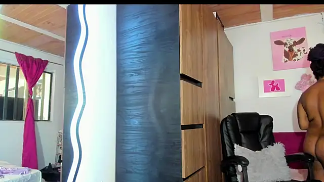 ladyrd1 online show from November 2, 2025, 5:07 pm