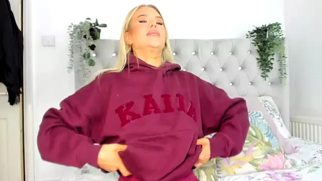 Snapshot of Alexia-Lee chatting on February 7, 2025, 10:40 am Alexia-Lee online show from February 7, 2025, 10:40 am