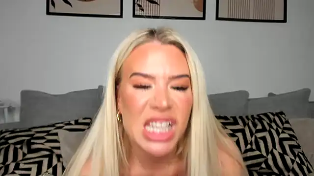 Snapshot of Alexia-Lee chatting on October 25, 2025, 9:04 pm Alexia-Lee online show from October 25, 2025, 9:04 pm