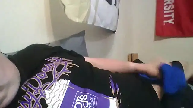 Snapshot of YelpedAverting chatting on October 16, 2025, 7:33 pm YelpedAverting online show from October 16, 2025, 7:33 pm