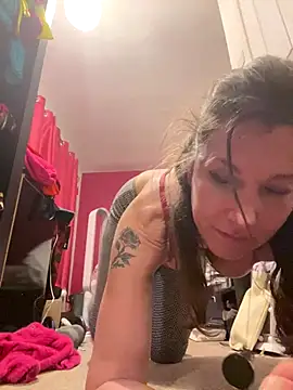 Snapshot of Lwhite1 chatting on December 14, 2025, 11:32 pm Lwhite1 online show from December 14, 2025, 11:32 pm