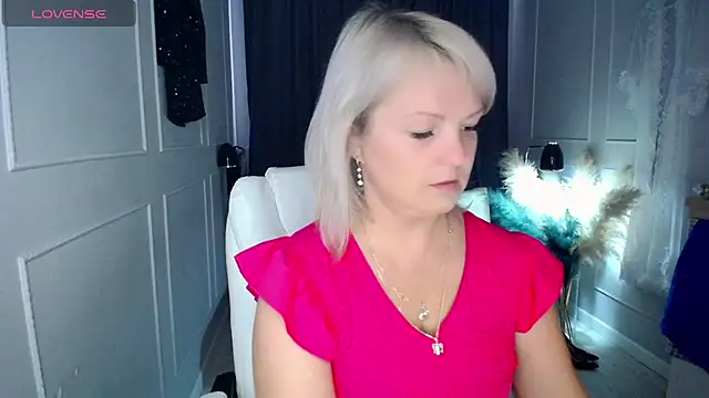 Snapshot of Juarnea chatting on April 1, 2026, 9:32 am Juarnea online show from April 1, 2026, 9:32 am