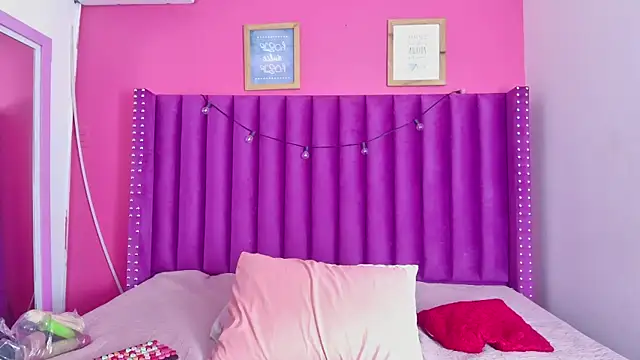 Snapshot of littleebonny chatting on November 19, 2025, 12:38 pm littleebonny online show from November 19, 2025, 12:38 pm