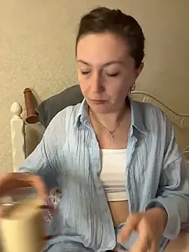 BeatriceTender online show from April 14, 2026, 6:35 pm