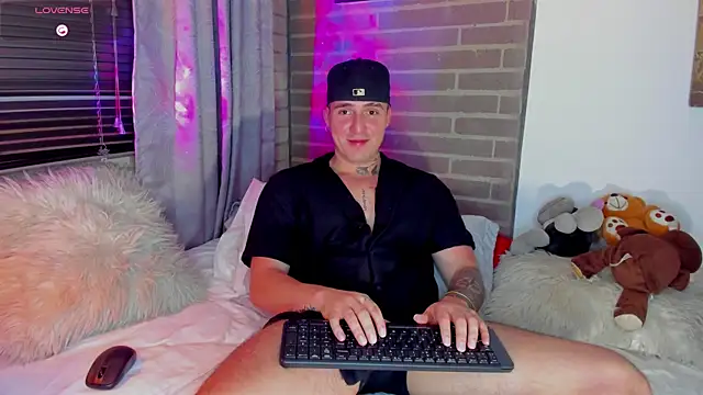 Snapshot of liam_oficial02 chatting on December 21, 2025, 4:03 am liam oficial02 online show from December 21, 2025, 4:03 am