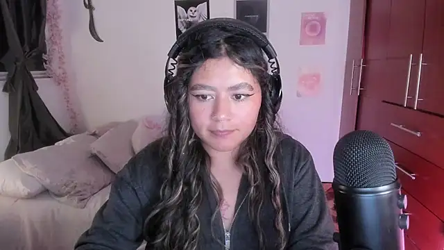 StephaniFox online show from December 18, 2025, 1:44 am