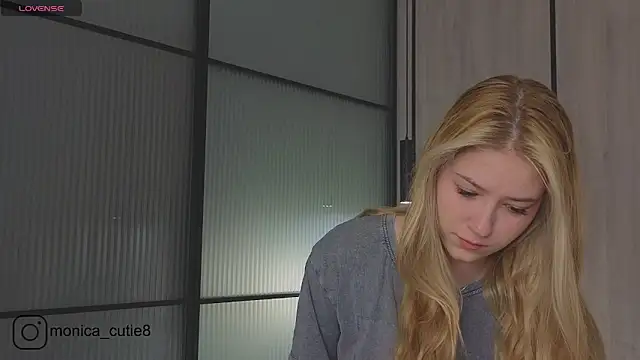 Monikacutie online show from March 12, 2025, 4:19 am