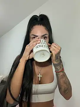 Snapshot of RaquelleVon chatting on April 6, 2026, 4:46 am RaquelleVon online show from April 6, 2026, 4:46 am